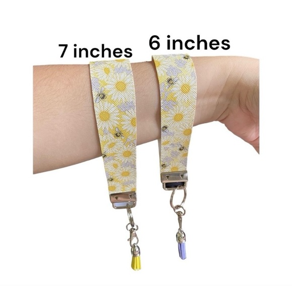 Summer Bees & Flowers Faux Leather Keychain (price is for 1) - Picture 4 of 4